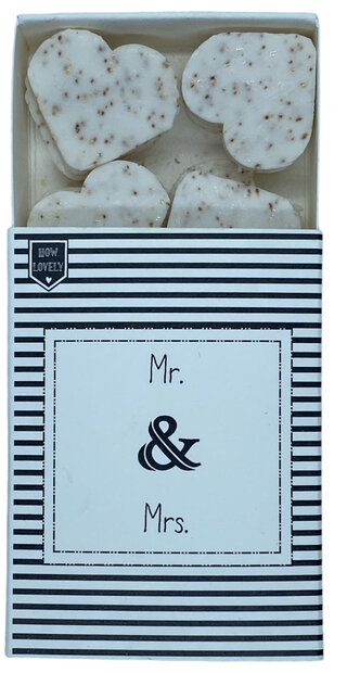 Zeep doosje met tekst Mr &amp; Mrs en gekleurde hartenzeepjes.