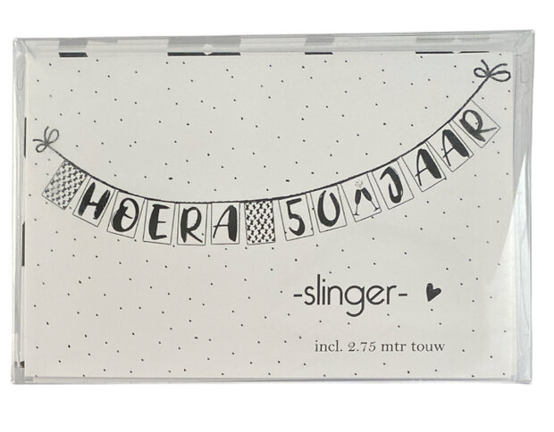 Transparant doosje met de DIY slinger Hoera 50 jaar en zwart-wit touw