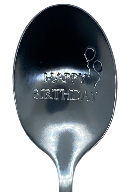 Detailopname van de ingegraveerde quote Happy Birthday op de roestvrijstalen lepel