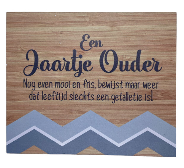 Detailopname van de tekst Een jaartje ouder nog even mooi en fris op het houten bordje