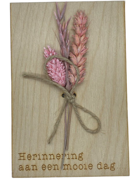 Houten wenskaart met de tekst herinnering aan een mooie dag en droogbloemen
