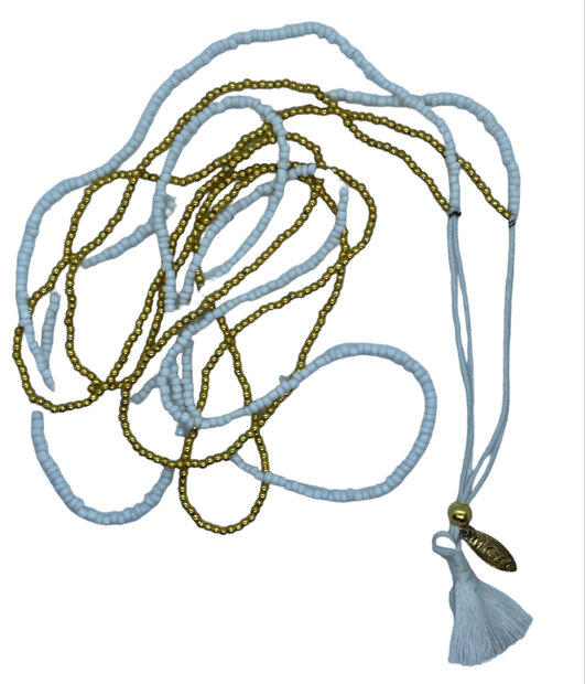 Witte goudkleurige kraaltjesketting met wit kwastje 56 cm