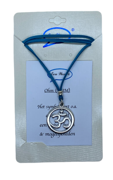 Blauwe leren veterketting met zilverkleurig Ohm symbool op het inspiratiekaartje