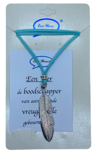 Turquoise leren ketting met veertje hanger van 6 cm op het presentatiekaartje