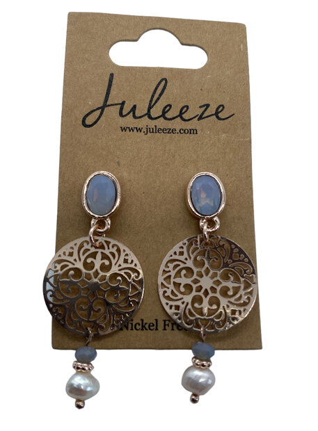 Goudkleurige oorstekers met lila accenten gepresenteerd op een giftcard