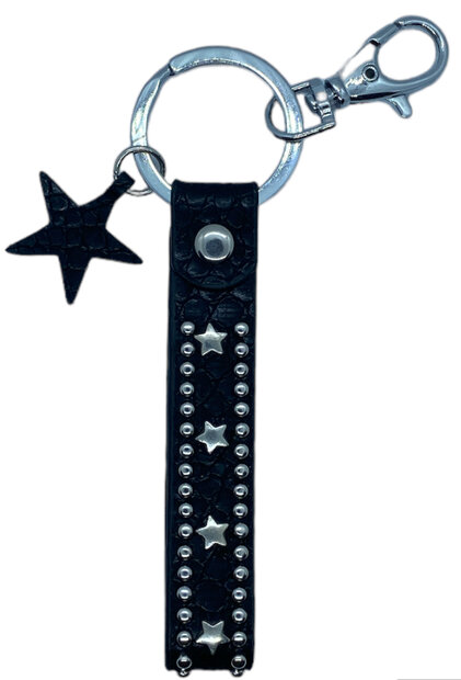 Zwarte kunstlederen sleutelhanger met zilveren sterren studs en musketonhaak