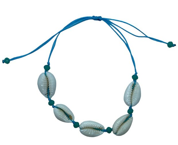 Detailopname van de schelpjes en kraaltjes op het turquoise koord