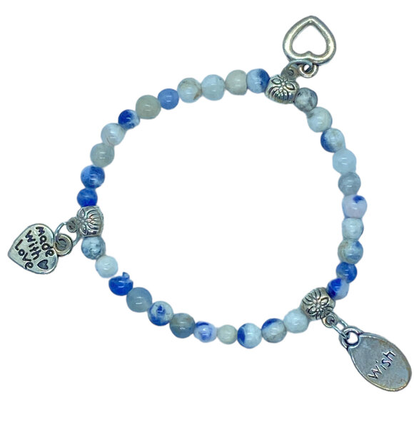 Rekbare kralenarmband van blauwe edelsteen 15 cm lang.