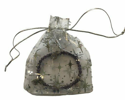 Kinderarmband van amethist kralen in een organza zakje.