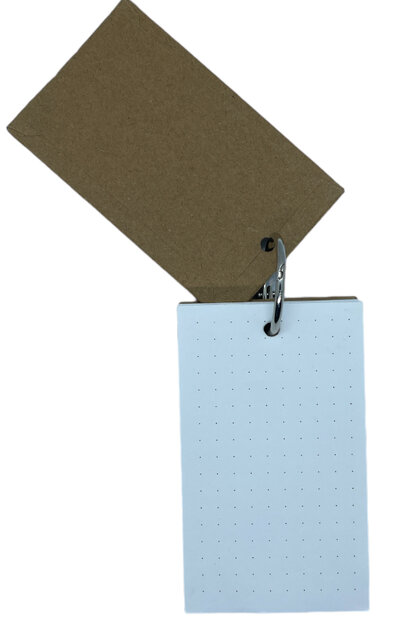 Klein notitieboekje 9x5,5 cm met elastische band.