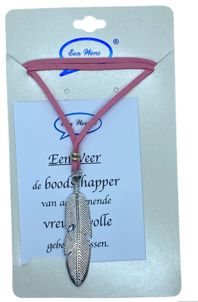Roze leren veterketting met zilverkleurige veer hanger van 6 cm op het kaartje