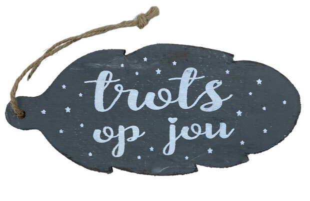 Houten bordje in de vorm van een veer met de gegraveerde tekst Trots op jou