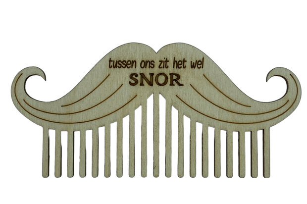 Houten snorkam in de vorm van een snor met de tekst tussen ons zit het wel snor