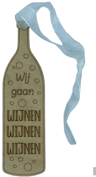 Detailopname van de lasergesneden houten hanger met de tekst Wij gaan wijnen