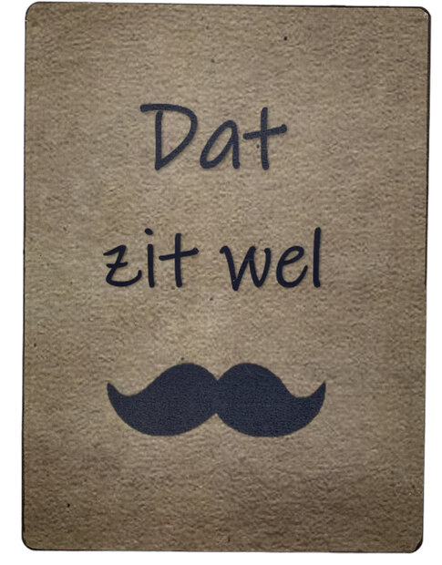 Houten bordje met de tekst Dat zit wel en een afbeelding van een snor
