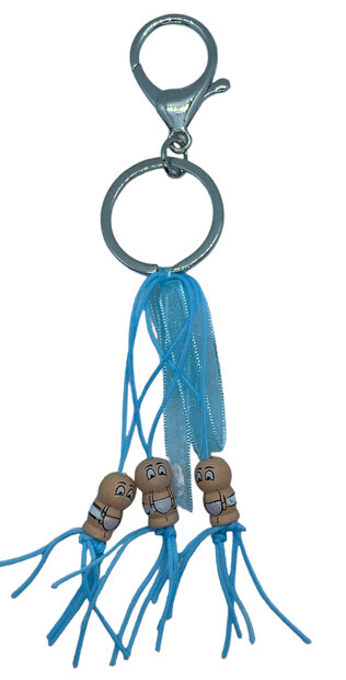Blauwe tashanger 16 cm met drie baby jongetjes figuurtjes.
