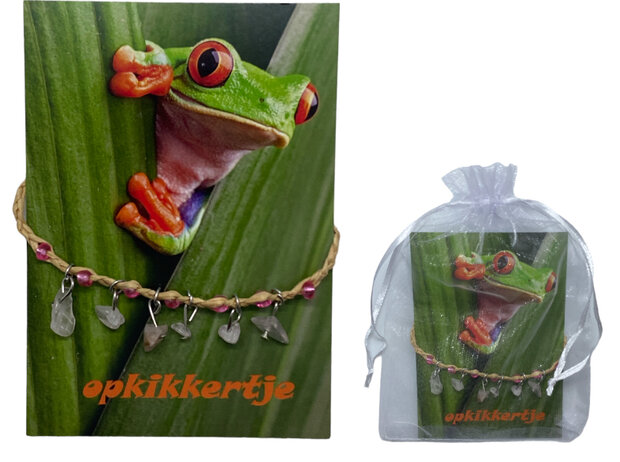 Kaartje Opkikkertje van 10 x 7,5 cm met een armbandje in een organzazakje
