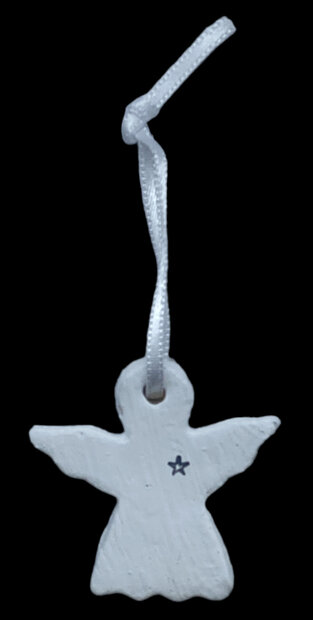 Detailopname van het 4 x 4 cm stenen engeltje met ophangkoordje