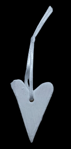 Detailopname van de natuurstenen hart hanger van 5,5 x 3,5 cm met ophangkoordje
