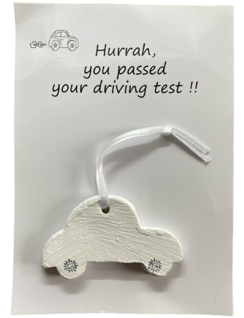 Witte wenskaart Hurrah You passed your driving test met stenen autohanger