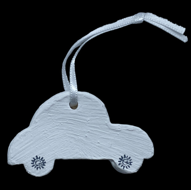 Detailopname van de stenen hanger in de vorm van een auto van 6.5 x 3 cm
