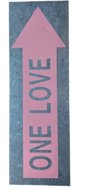 Aluminium wandbordje met roze pijl en de tekst One Love