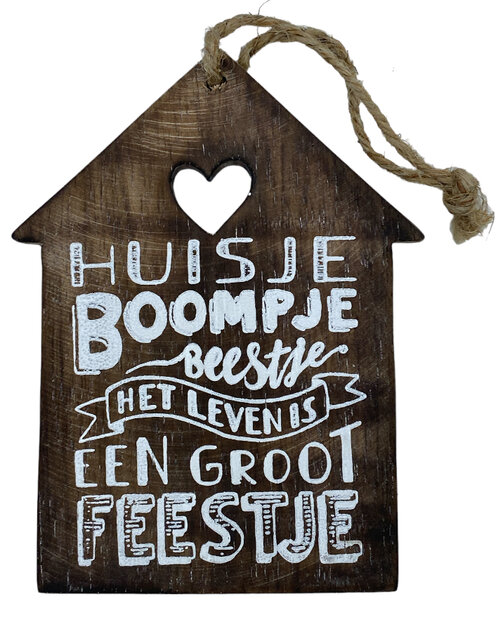 Detail van het uitgesneden hartje en de opgedrukte tekst op de houten hanger