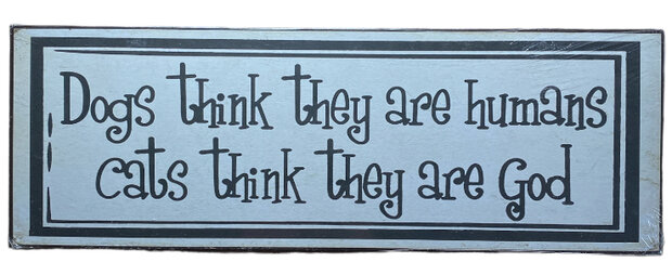 Metalen tekstbord met de quote Dogs think they are human, cats think they are God.