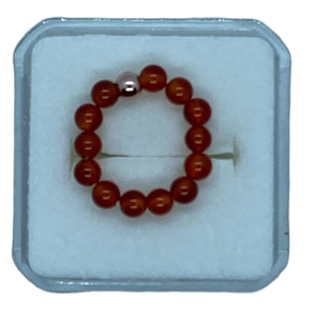 Carneool ring voor dames in een sieradendoosje.
