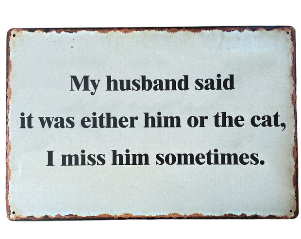 Metalen wandbord met grappige tekst My husband said it was either him or the cat