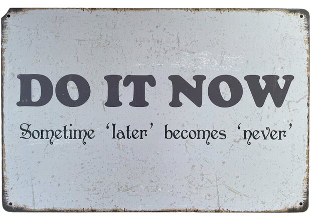 Metalen wandbord Do it now met inspirerende quote in een studeerkamer