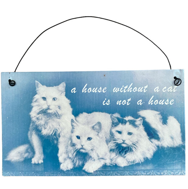 Metalen wandbordje met 3 katten en de tekst A home without a cat is not a house