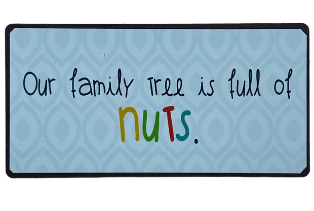 Witte koelkastmagneet met zwarte tekst Our family is full of nuts