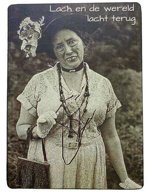 Houten bordje met lachende dame en de tekst Lach en de wereld lacht terug