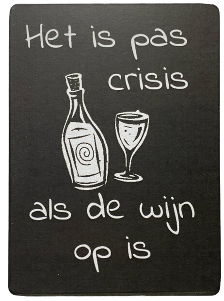 Houten bordje met karaf, wijnglas en de tekst Het is pas crisis als de wijn op is