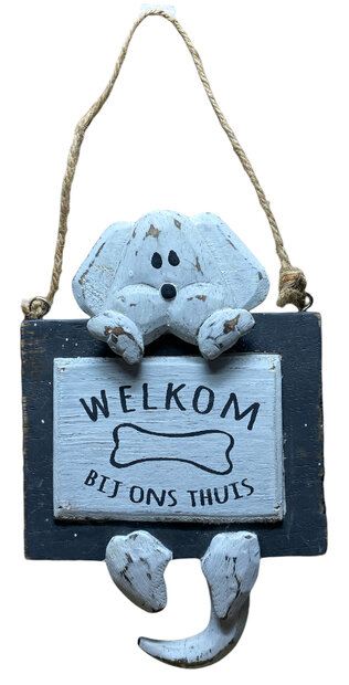 Houten bordje van een hondje met de tekst Welkom bij ons thuis