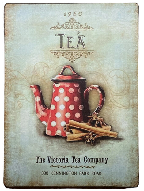 Houten bordje met vintage opdruk Victoria Tea Company en rode theepot