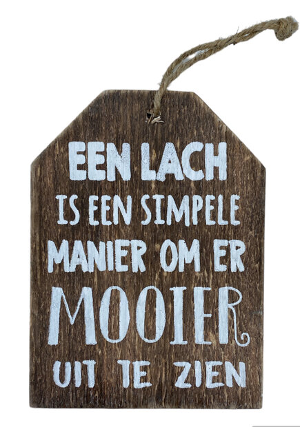 Bruine houten hanger met tekst Een lach is een simpele manier om er mooier uit te zien