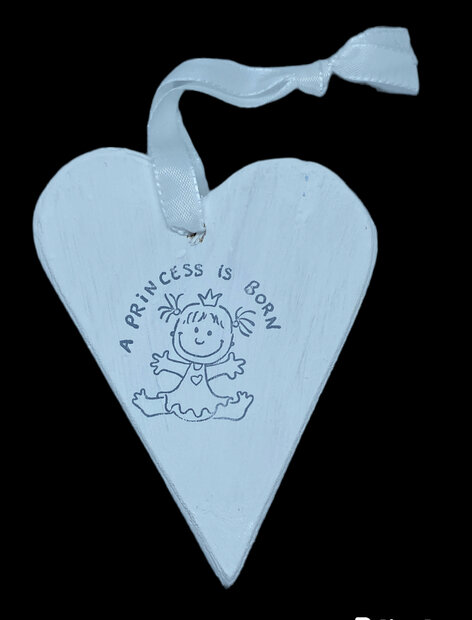 Witte houten hart hanger met afbeelding van een meisje en tekst A princess is born 12,5 x 9,5 cm
