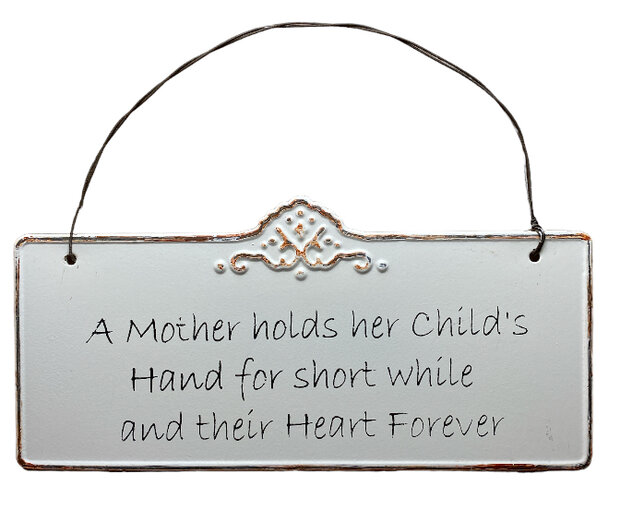 Metalen tekstbordje met quote over moeder en kind hand in hart.