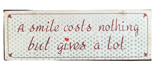 Metalen wandbord A smile costs nothing met 2 handige ophangpunten 35 x 12 cm