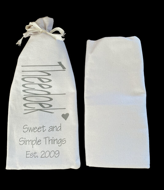 Witte katoenen theedoek van 60 x 60 cm naast de linnen zak Sweet and simple things