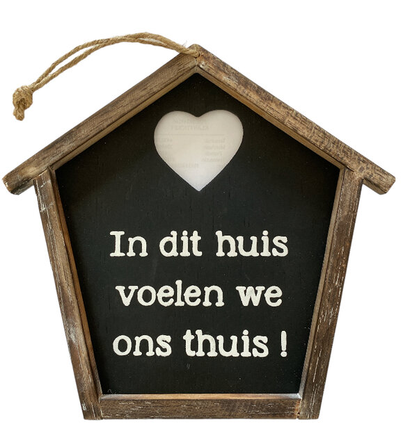 Houten bordje in de vorm van een huisje met tekst in dit huis voelen we ons thuis