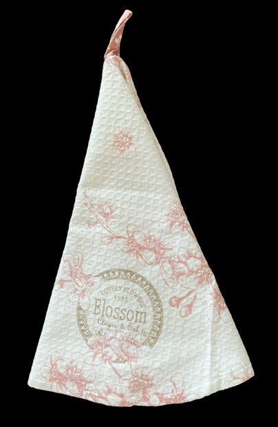 Detailopname van de zachte wafelstof structuur en het bloemdessin van de keukendoek