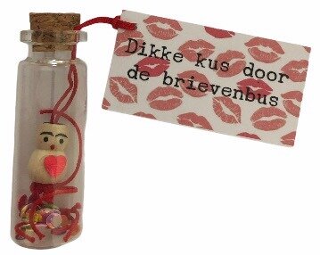 Flesje dikke kus door de brievenbus