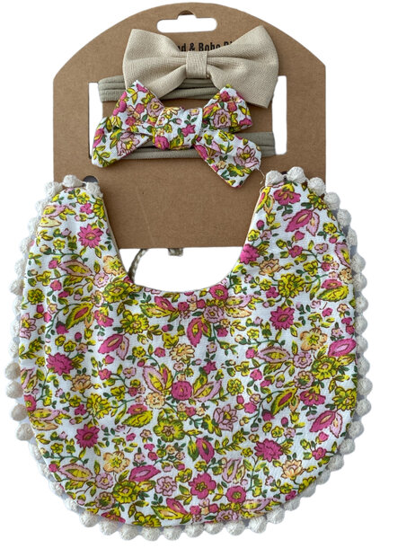 Boho slabbetje met bloemenprint en bijpassende hoofdbandjes.
