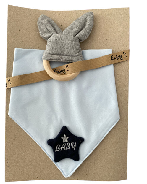 Lichtblauwe baby bandana met een donkerblauwe ster en tekst baby.