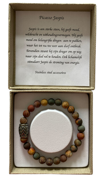 Elastische edelsteen armband met bruine aardetinten in luxe geschenkdoos.