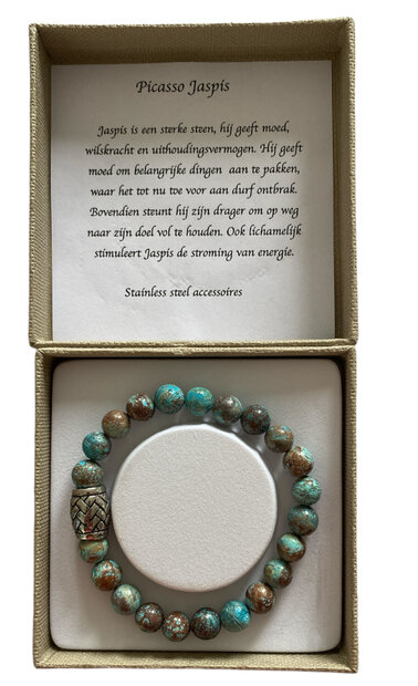 Elastische edelsteen armband met blauwe patronen in luxe geschenkdoos.