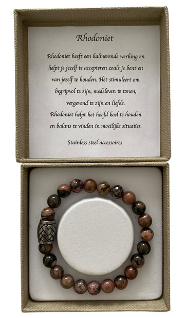 Elastische edelsteen armband Rhodoniet in een luxe geschenkdoos.